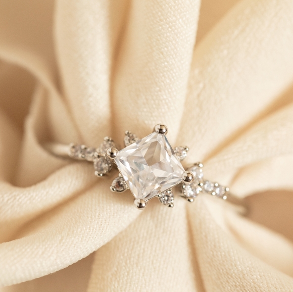 Sparkling Stone Ring - Picture 6 of 8